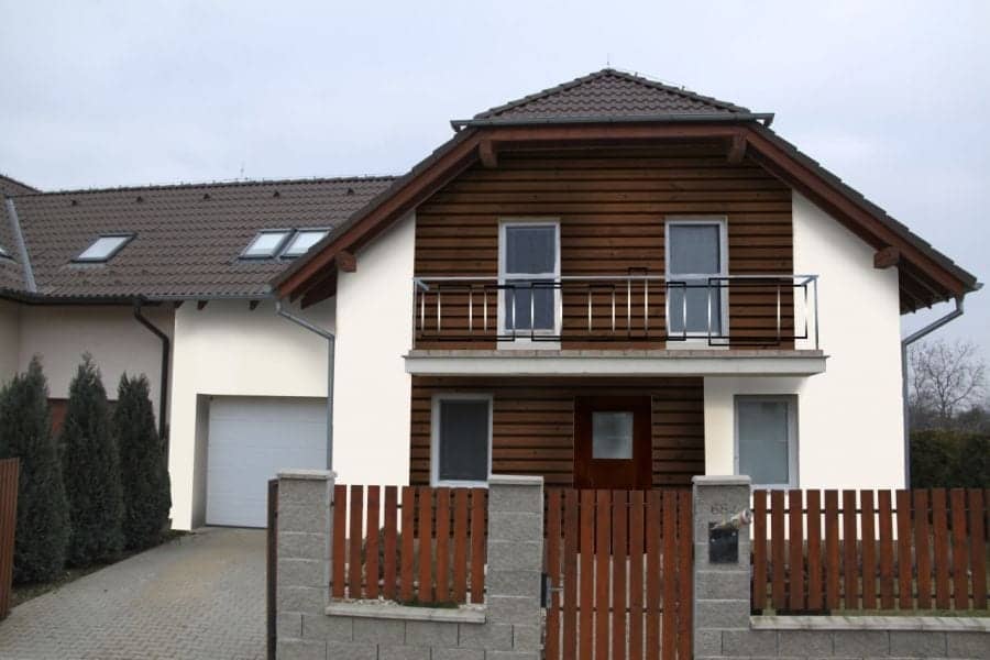 Návrh fasády s dřevěným obkladem