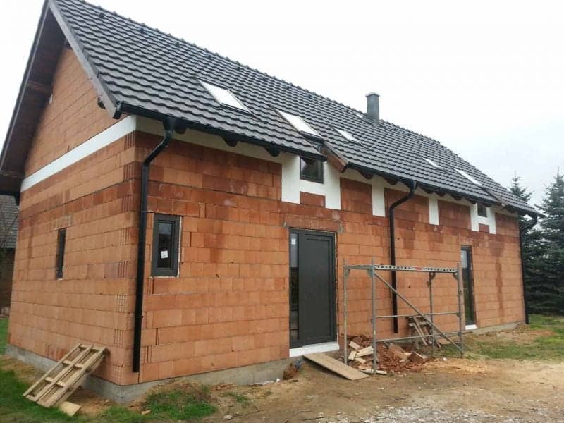 Rodinný dům před návrhem fasády - přední pohled