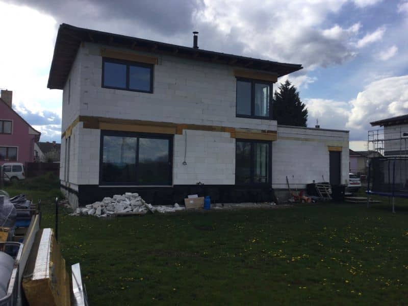 Rodinný dům před návrhem fasády - zadní pohled